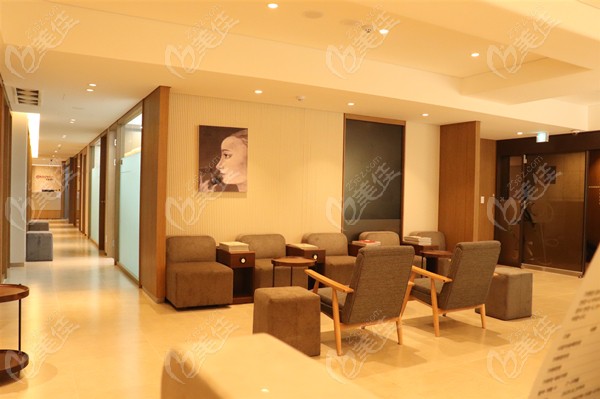 How is Laree Plastic Surgery's double eyelid procedure?