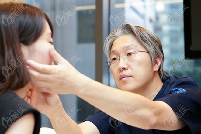 Director Zheng Zhongbi